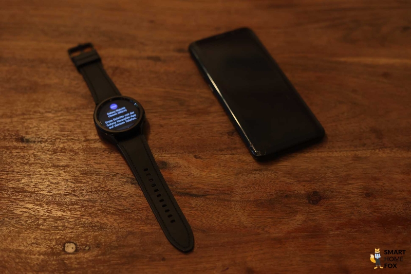 Вы можете видеть Samsung Galaxy Watch 6 рядом со смартфоном.